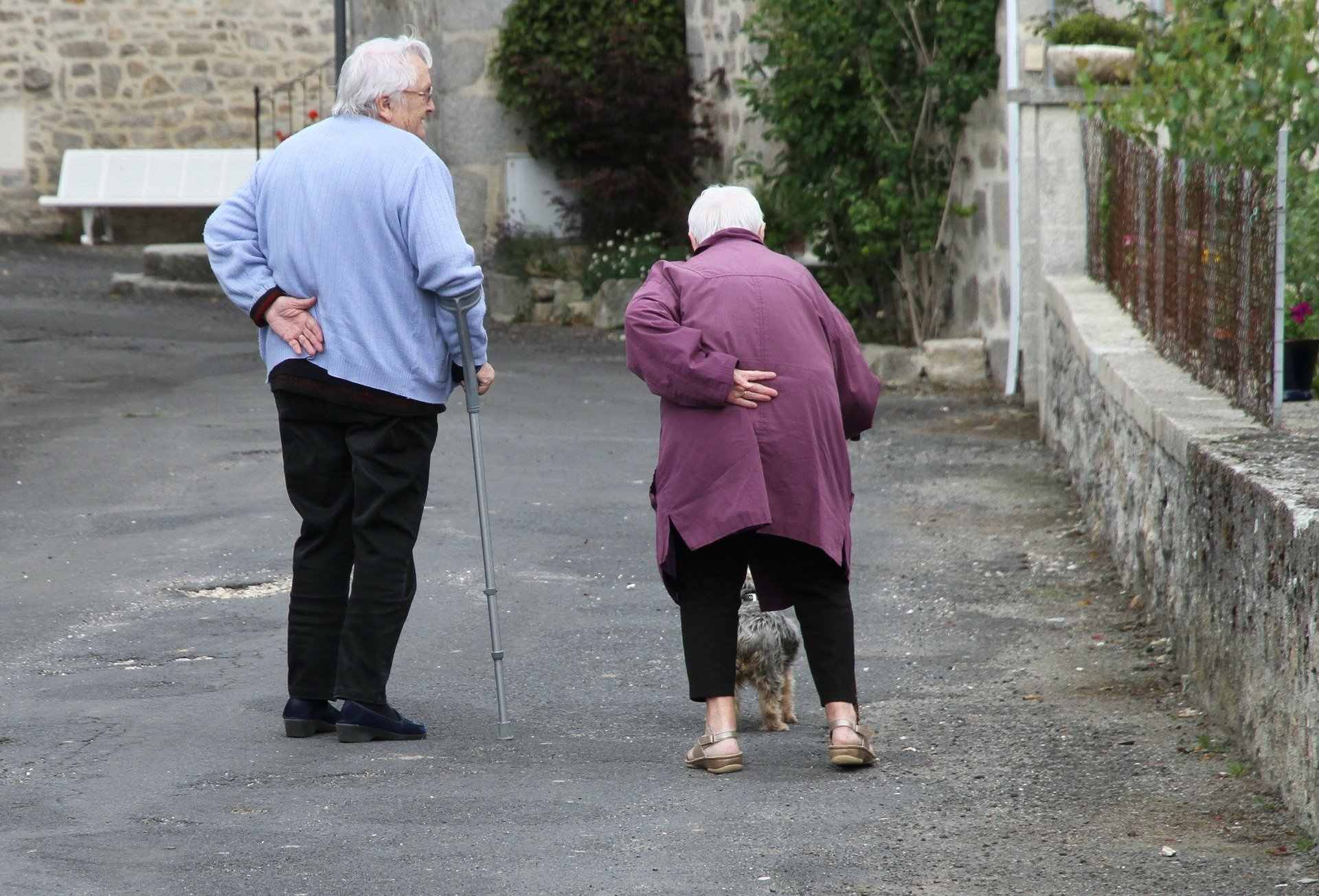 Ein Bild von einer älteren Menschen, die spazieren gehen